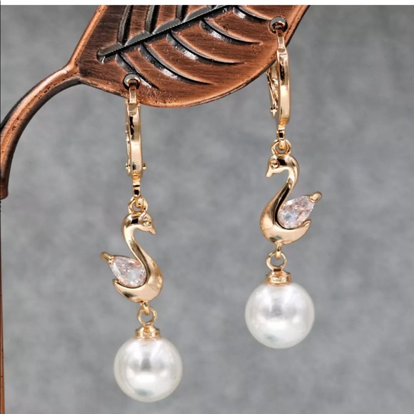 Swan pearl earrings
